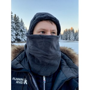 Зимняя балаклава свободного кроя черного цвета.